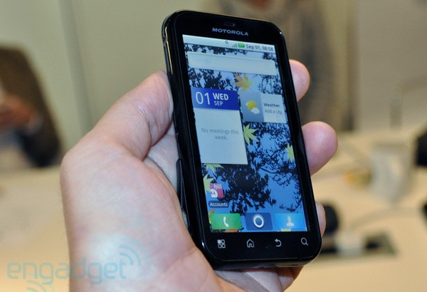 Motorola Defy พาน้องดรอยด์ไปว่ายน้ำกัน