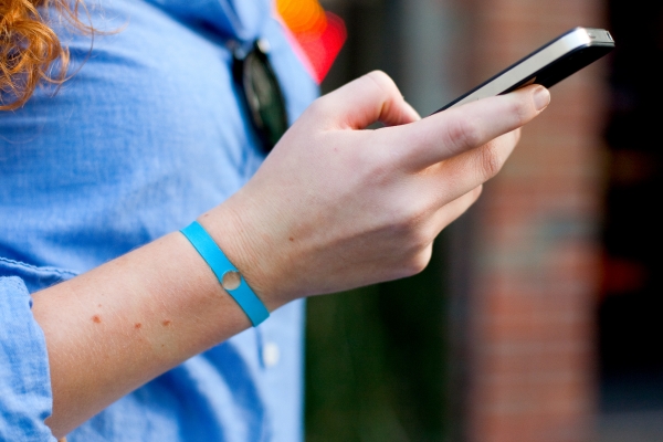 Photojojo ขาย“สายรัดฝังเลนส์มาโคร” ใช้ได้กับกล้องมือถือทุกรุ่น!