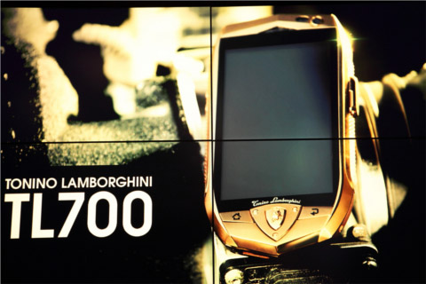 Lamborghini T700 มือถือแอนดรอยด์หนังจระเข้สุดหรูสำหรับคนเงินเหลือมีสไตล์
