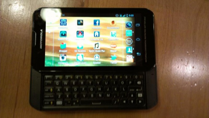 QWERTY ยังไม่ตาย motorola เตรียมออกรุ่นใหม่เอาใจคนรักคีย์บอร์ด