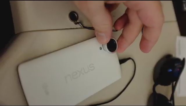 ค้นพบแม่เหล็กสำหรับติดเลนส์มือถือ บนวงแหวนรอบเลนส์กล้องของ LG Nexus 5
