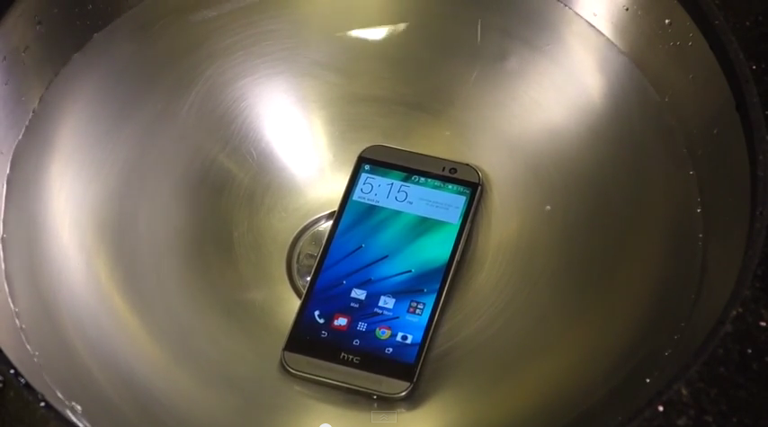 ลืมบอกหรือเปล่า…HTC One M8 มีความสามารถกันน้ำได้ด้วยนะจ๊ะ