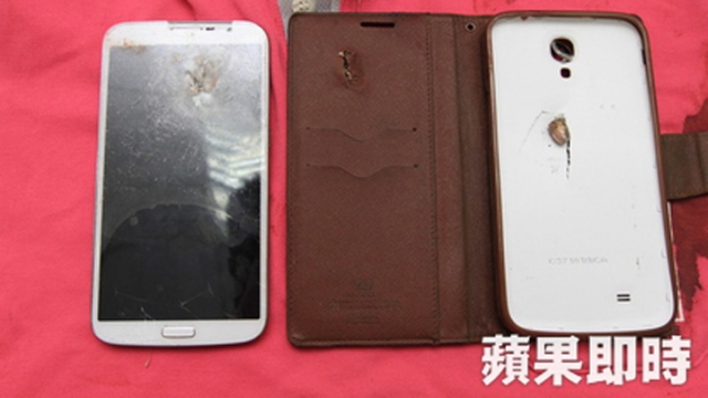 ถึงจะเป็นพลาสติกก็ช่วยชีวิตคนได้ ชายหนุ่มโดนยิง แต่รอดตายเพราะ Galaxy Mega 6.3