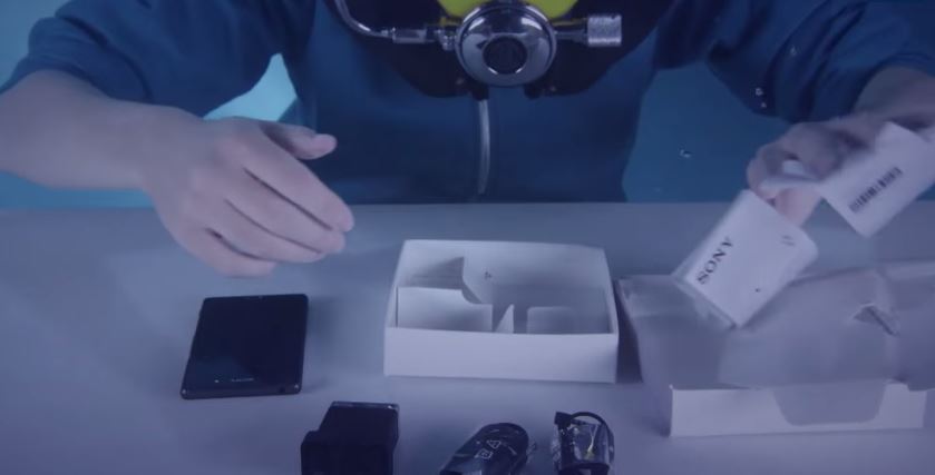 คลิปแกะกล่อง Xperia Z3 ที่แหวกแนวที่สุด มือถือกันน้ำ ก็ต้องเอาไปแกะกล่องใต้น้ำ
