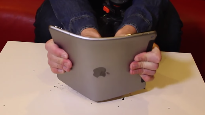 ทดสอบการงอ iPad Air 2 – หน้าเละ หลังทน