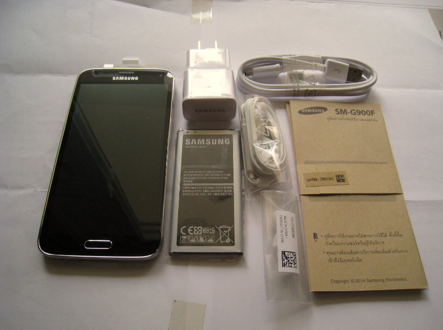 Samsung แสบ แปะป้ายโฆษณา Ultra Power Saving Mode ไว้ตามปลั้กไฟในสนามบิน