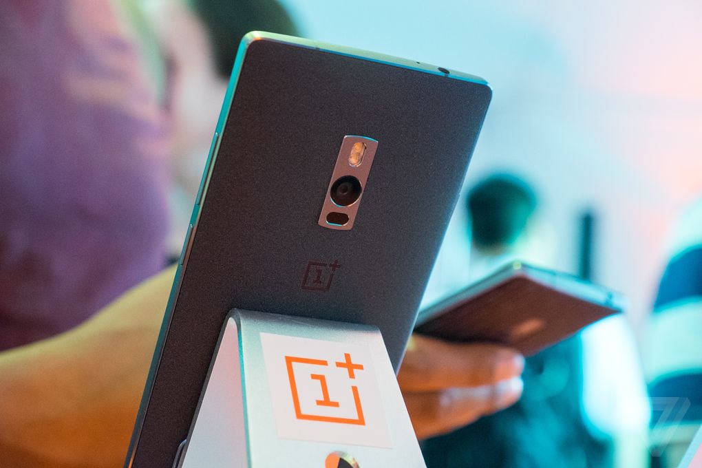 ฝูงชนแห่เข้าคิวรอสัมผัส OnePlus 2 อย่างเนืองแน่น เมื่อ OnePlus กางเต๊นท์ Popup ให้ลองเล่นก่อนใคร