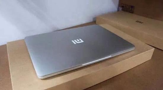 หลุดภาพ Xiaomi Notebook ดูรูปทรงแล้วคล้าย MacBook Pro แต่เปลี่ยนโลโก้เป็น mi