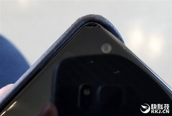 ลุ้นตัวโก่ง… เมื่อ Xiaomi Mi MIX มือถือไร้ขอบ หล่นขณะใส่เคสหนังที่แถมมาให้ในกล่อง มันจะรอดหรือไม่