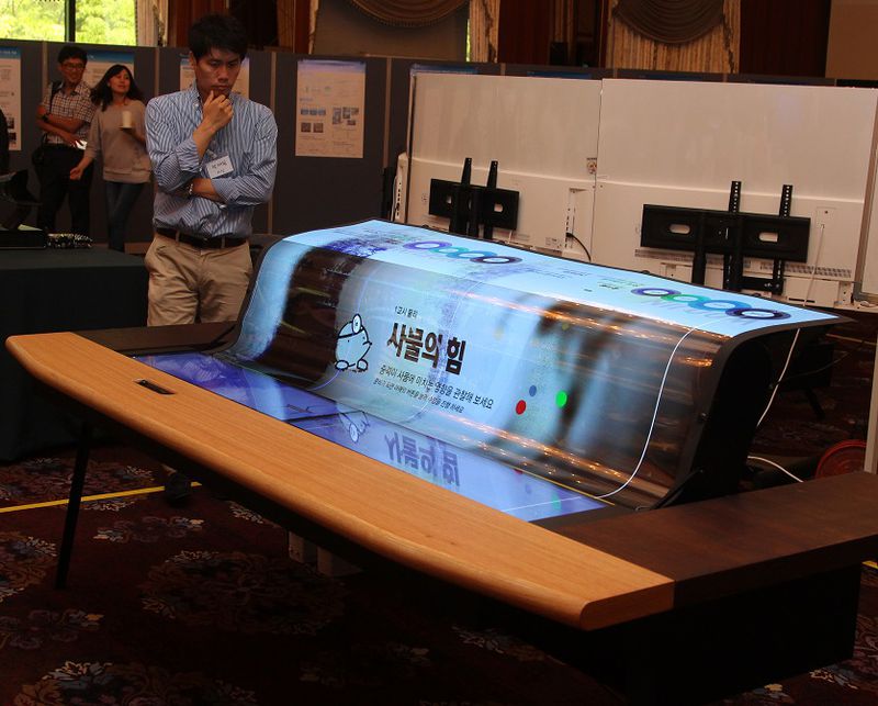 LG อวดหน้าจอ OLED ใสม้วนงอได้ขนาด 77 นิ้วเจ้าแรกของโลก