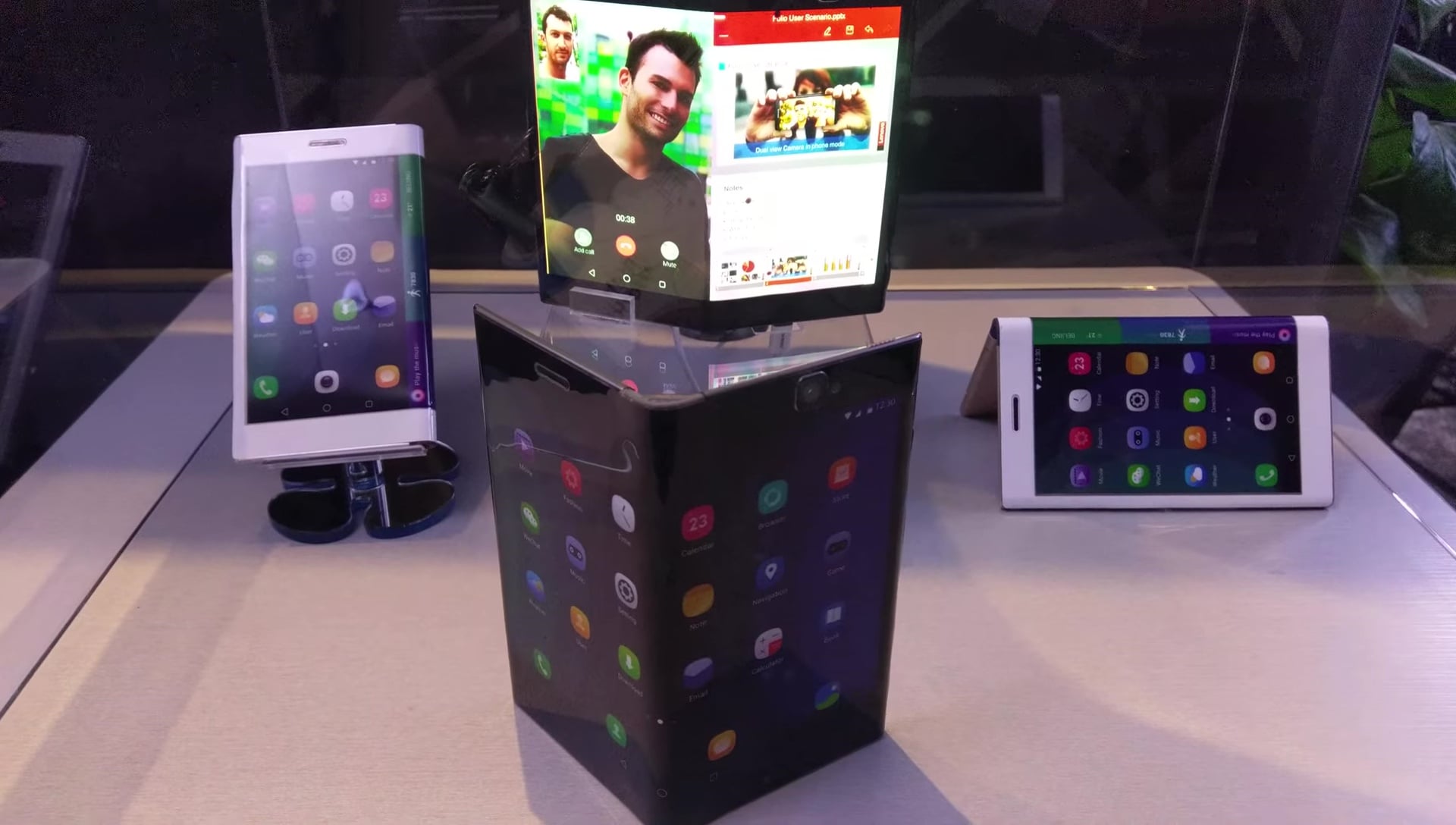 Lenovo อวดเทคโนโลยีแทบเล็ตพับได้ ขนาด 7.8 นิ้ว ในงาน Lenovo Tech World 2017