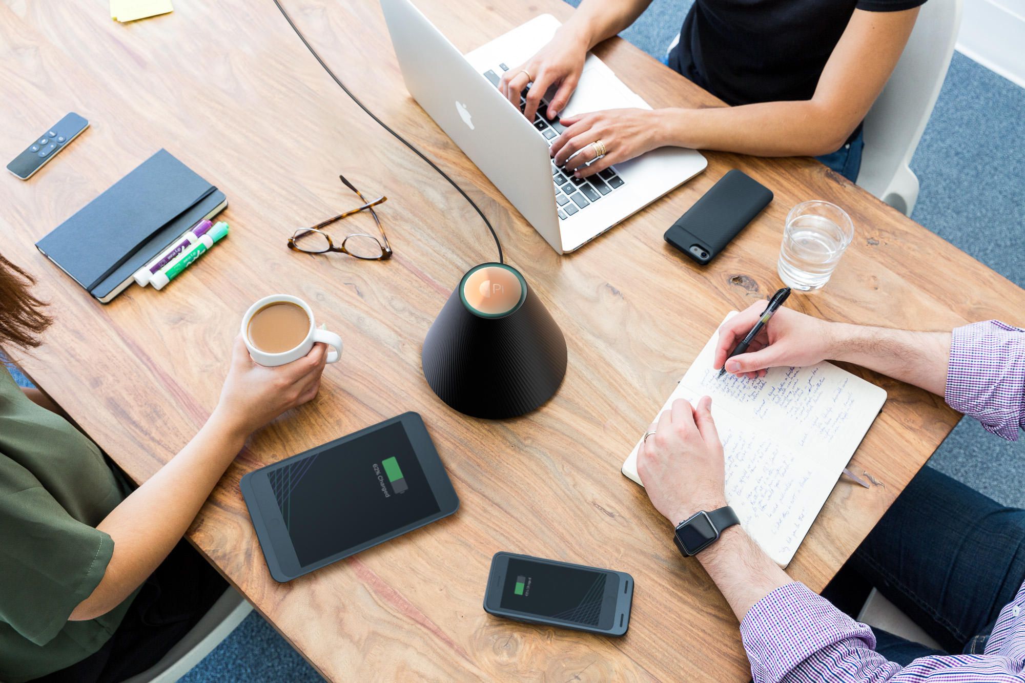 Pi แท่นชาร์จไร้สายของจริง ชาร์จมือถือในระยะได้พร้อมกันถึง 4 เครื่อง รองรับทั้ง Android และ iPhone