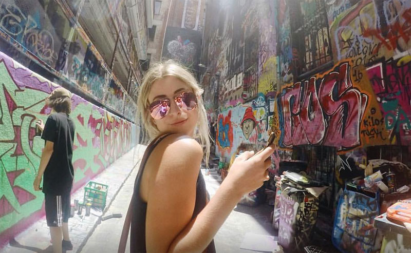 เกิดเหตุหญิงชาวนิวซีแลนด์เสียชีวิต หลังพลัดตกลงมาจากหน้าต่างชั้น 2 ขณะกำลังถ่ายเซลฟี่