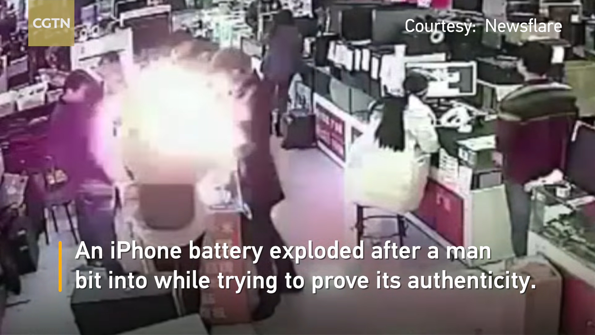 พิสูจน์แบตเตอรี่ iPhone แท้ไม่แท้ ชายหนุ่มชาวจีนเลยทดลองกัดดู งานนี้มีระเบิดคาปาก