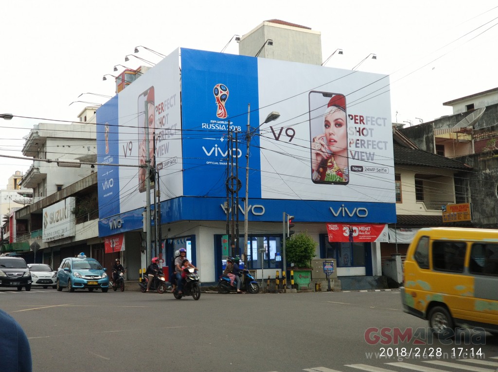 vivo V9 โผล่บนป้ายโฆษณาประเทศอินโดนีเซีย เผยโฉมหน้าจอแหว่งอีกรุ่นแล้ว