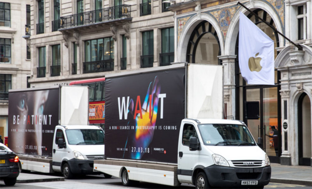 เข้าใจเลือกที่จอด.. รถป้ายโฆษณา Huawei P20 จอดบังหน้าร้าน Apple Store และ Samsung Experience Store