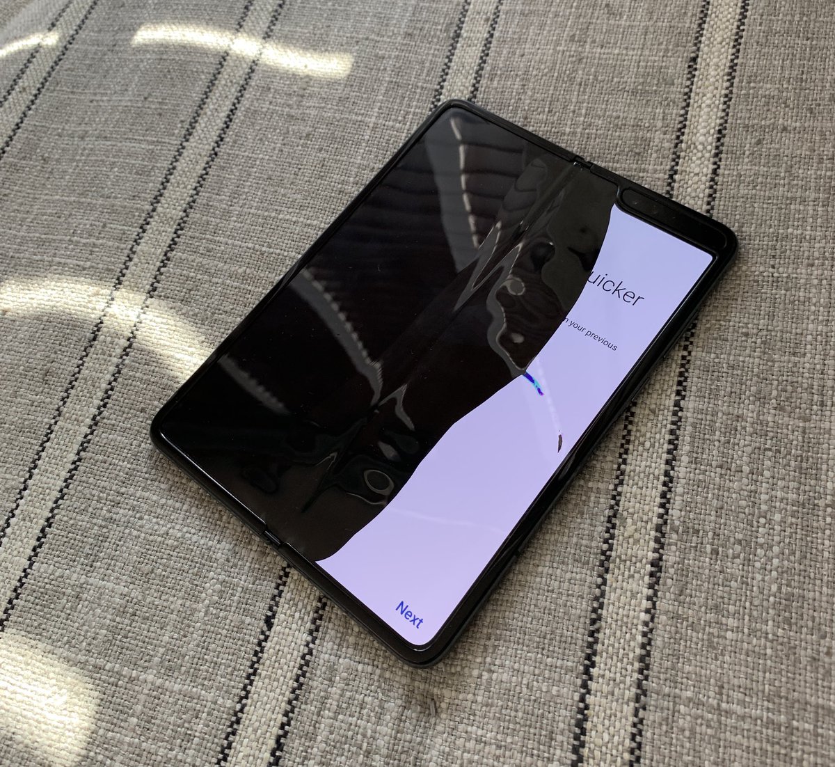 Samsung เลื่อนงานเปิดตัว Galaxy Fold ในจีน และเลื่อนการวางขายในไทยหลังจากพบหน้าจอมีปัญหา