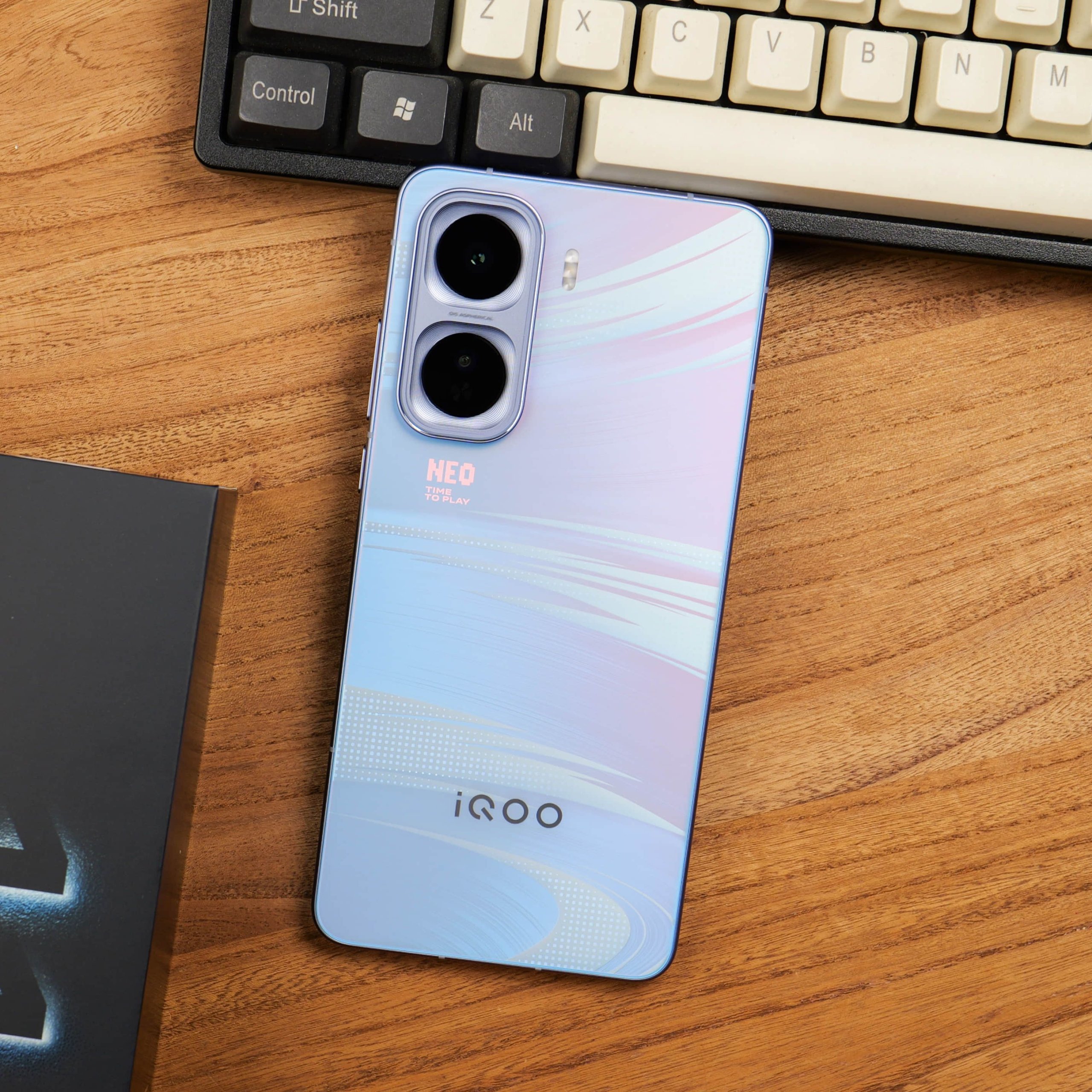 iQOO Neo 11 เปิดตัว 30 ตุลาคมนี้ เกมมิ่งโฟนราคาน่าคบหา ชิปเซ็ต Snapdragon 8 Elite Gen 5 แบตอึด จอ 2K 144Hz