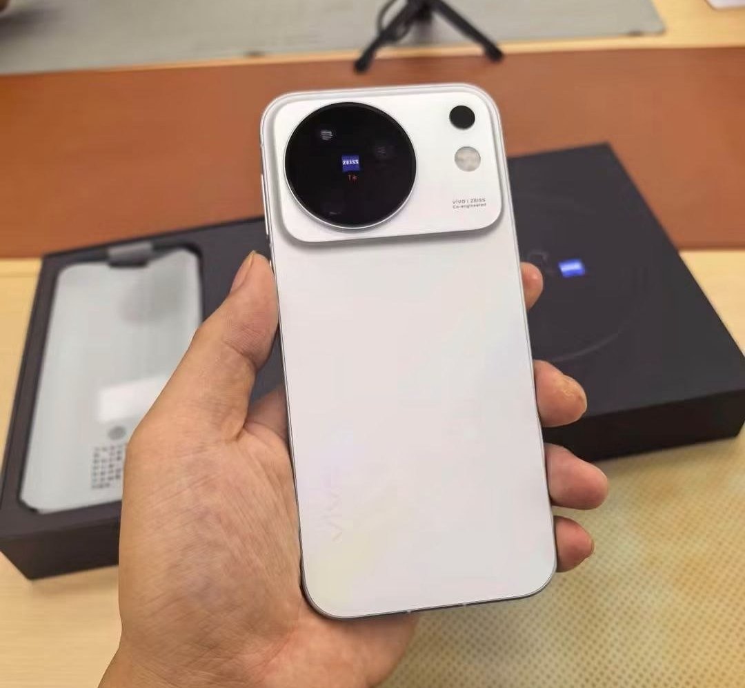 ส่องดีไซน์ vivo X500 Series สีใหม่มาครบ 3 รุ่น มีจอหลังแบบแม่เหล็ก พร้อมเลนส์เสริม Telephoto