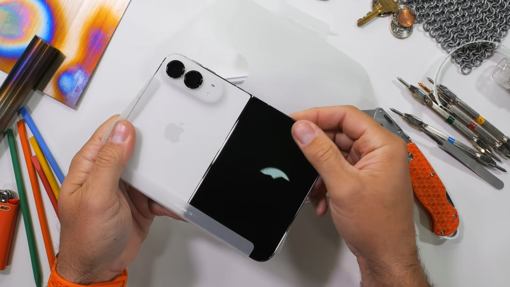 ผลทดสอบความทนทาน iPhone Duo เมื่อมือถือจอพับรุ่นแรกของ Apple ต้องเจอศึกหนักจาก JerryRigEverything